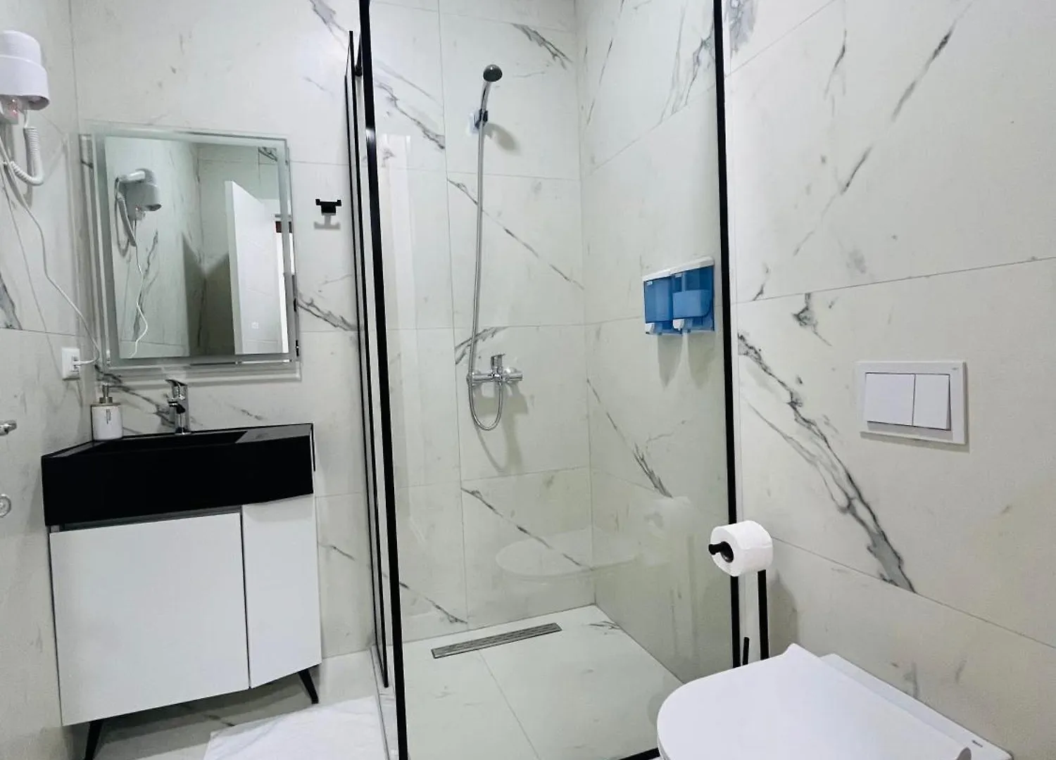 Alze Hotel - Tirana 0*,