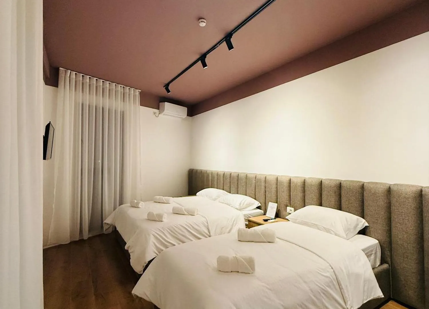 Alze Hotel - Tirana 0*,  Albania